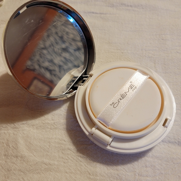 The creme shop ready set glow cushion highlighter gold glow - Picture 3 of 3